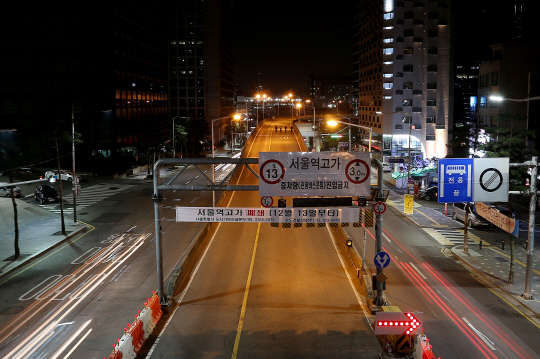 서울역 고가가 안전 문제로 13일 0시에 완전히 폐쇄되고 차량 통행이 통제됐다.